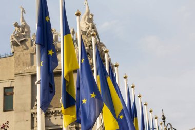 Ukrayna ve Avrupa Birliği bayrakları Ukrayna Cumhurbaşkanlığı bürosunun yanındaki bayrak direkleri üzerinde. Kyiv