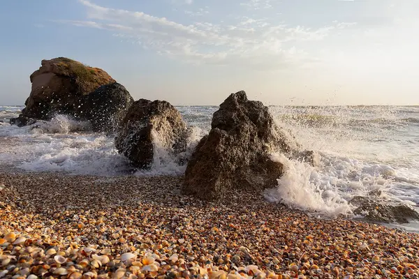 Dalgalar deniz kıyısında taşlarla çarpışıyor. Kırım