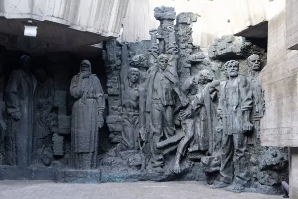 Kyiv, Ukrayna - 18 Mayıs 2019: İkinci Dünya Savaşı 'ndaki Nazizm kurbanları hakkında heykel kompozisyonu. Büyük Vatanseverlik Savaşı Müzesi. Müze 1981 'de SSCB' de kuruldu.