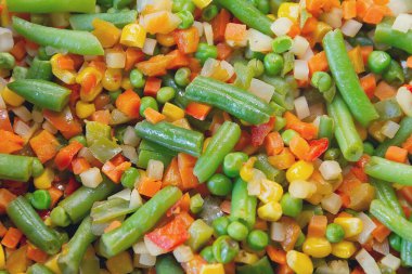 Renkli sebzeler kızartma tavasında kızartılır. Yiyecek.