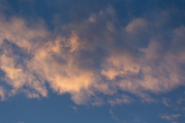 Gün batımında gökyüzünde pembe bulutlar. Doğa