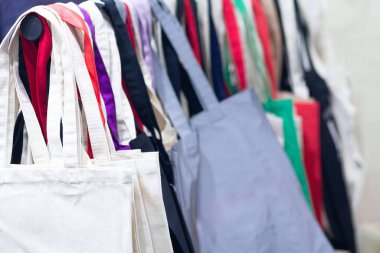 Bir sıra renkli çevre dostu alışveriş torbası. Alışveriş.