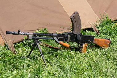 İngiliz BREN hafif makineli tüfeği. Eski Dünya Savaşı. İki piyade silahı..