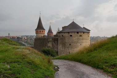 Kamianet-Podilskyi kalesi - Ukrayna 'nın en ünlü ve en güzel kalelerinden biri.
