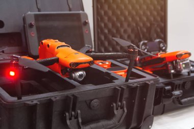 Mağaza rafındaki kutuda kamera olan bir dron. Teknoloji