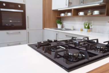 Beyaz dolapları ve adası olan bir ev mutfağı. İç mekan