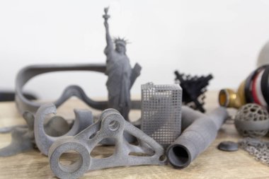 Endüstriyel toz 3D yazıcıya basılmış farklı nesneler. Çoklu Jet Füzyon Endüstrisi
