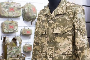 Askeri mağazada kamuflaj kıyafetleri ve taktik teçhizat sergileniyor.