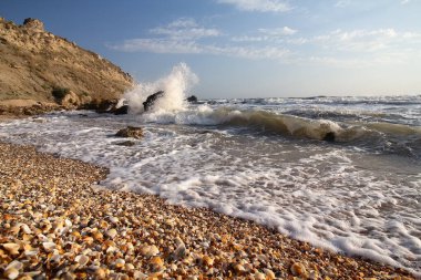 Fırtına sırasında dalgalar kıyıya vurur. Doğa
