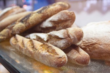 Sergide taze pişmiş baget var. Yiyecek.