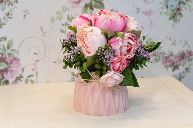 Masadaki vazoda suni şakayık çiçekleri var. Dekor