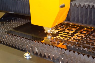 CNC lazer kesme makinesi metali kıvılcımlarla kesiyor. Yüksek teknoloji, endüstri