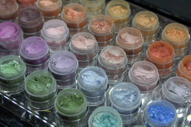 Vitrindeki parlak göz farı paletlerinin çeşitliliği. Güzellik endüstrisi