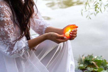 Kız, İvan Kupala 'nın pagan bayramında Slav fal ayini yapan bir çelenk fırlatıyor.