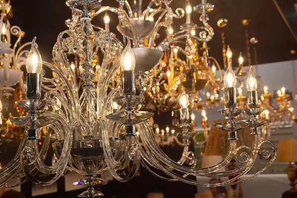 Şatafatlı bir kristal avize sergileniyor.