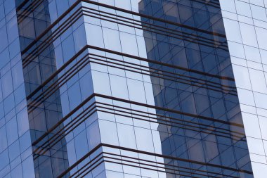 Gökyüzünün arka planına karşı modern ofis binası. Başarılı endüstriyel mimari iş kavramı.