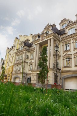 Klasik tarzda güzel bir ev ve yeşil çimenler. Mimari