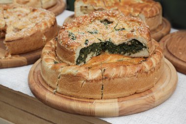 Lezzetli yuvarlak pasta üstünde belgili tanımlık sayaç. Gıda