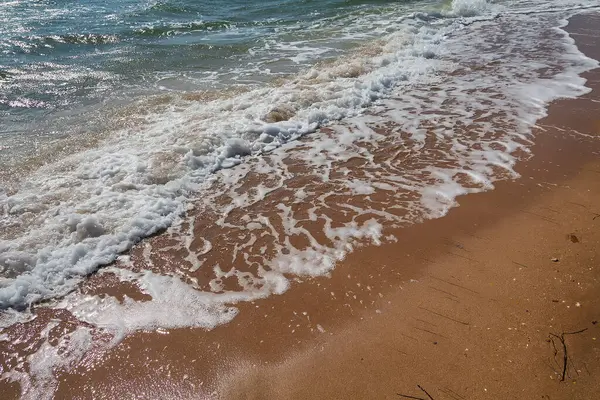 Kumsalda deniz dalgası. Doğa