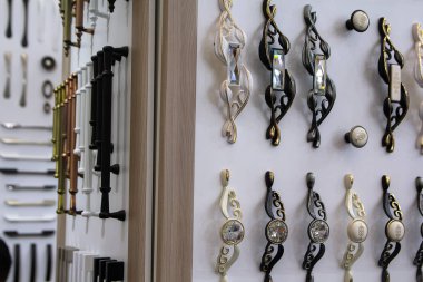 Çeşitli mobilya sapları sergileniyor. Sanayi