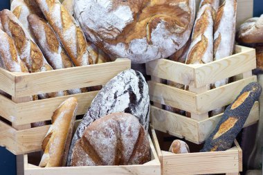 Fırın tezgahında farklı türde taze ekmek var. Yiyecek.