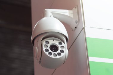 Güvenlik kamerasının duvarda asılı. Elektronik