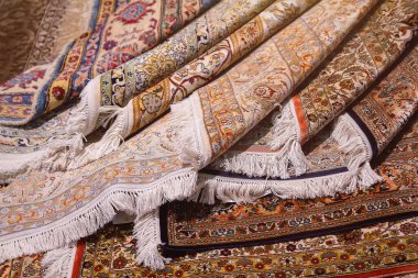 Ortadoğu dükkanında geleneksel halılar sergileniyor. Satılık.