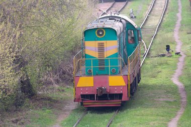 Tren istasyonundaki manevralar sırasında trenin yönünü değiştirmek, lokomotifi elektrik iletimi ile değiştirmek. Çekoslovak lokomotifi