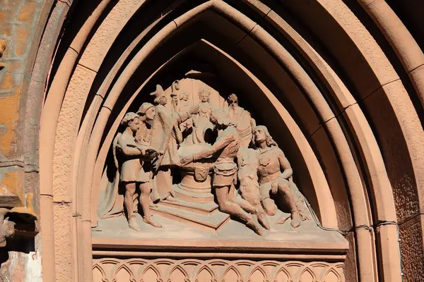 Kyiv, Ukrayna - 26 Ağustos 2016: Nicholas Roma Katolik Katedrali 'nin duvarında Bas-yardım