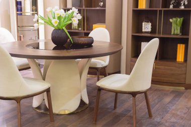 Yuvarlak masa ve sandalyeli modern oturma odası. İç mekan