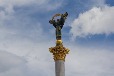Bağımsızlık Meydanı 'nda Berehynia ya da Bereginia Heykeli (kadın ruhu). Kyiv, Ukrayna. Ukrayna 'ya Özgürlük