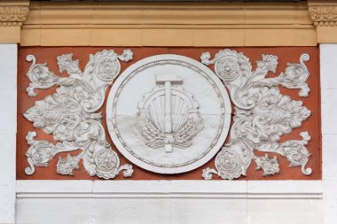 Kyiv, Ukrayna - 22 Ekim 2017: Sergi pavyonu cephesinde Sovyet döneminin kabartması