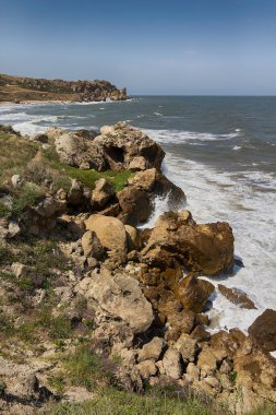 Sahilde taşlar ve dalgalar. Kırım