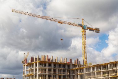 İnşaat vinci beton yüksek inşaat sahasında. Sanayi