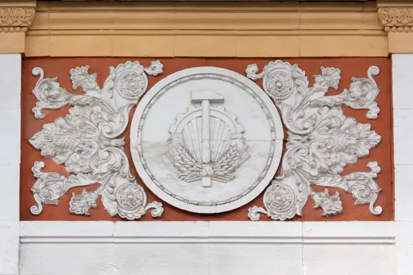 Kyiv, Ukrayna - 22 Ekim 2017: Sergi pavyonu cephesinde Sovyet döneminin kabartması