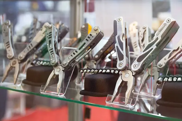 Mağaza vitrininde birden fazla araç var. Satılık.