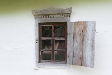Ukrayna 'da geleneksel bir köylü evinin eski penceresi. Antika ahşap pencere çerçevesi.