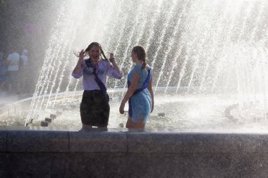 Kyiv, Ukrayna - 25 Mayıs 2018 Kiev çeşmelerde yıkanarak mezun oldu