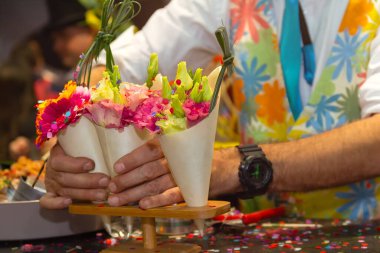 Ellerini bir adamın güzel bir buket çiçek içinde. Dekorasyon