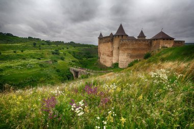 Hotin Kalesi kale duvarlarının görünümü. Ukrayna