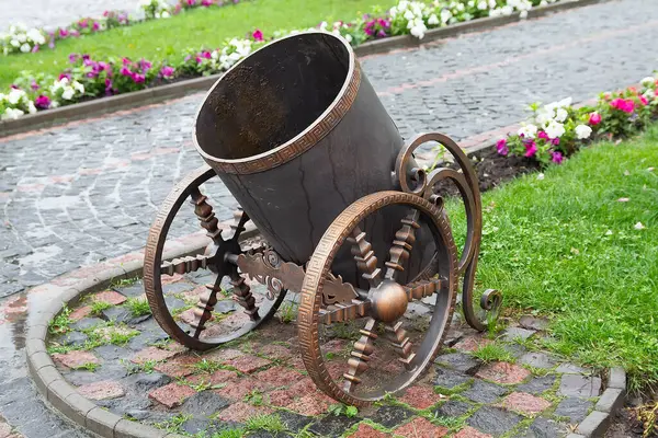 Çöp urn bir şehir sokak üzerinde eski bir topu stilize. Mimari