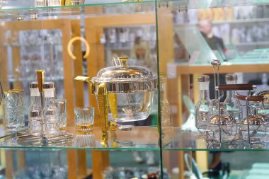 Mağazanın camındaki zarif cam tabaklar. Satılık.