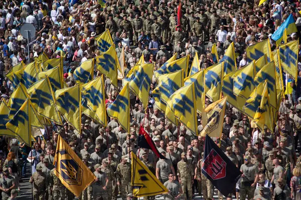 Kyiv, Ukrayna - 24 Ağustos 2019: Ukrayna 'nın Bağımsızlık Günü yürüyüşünde Ukrayna milis milis derneği 