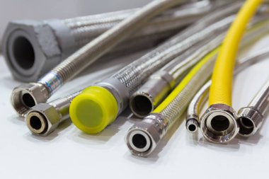 Masada çeşitli benzin hortumları var. Sanayi