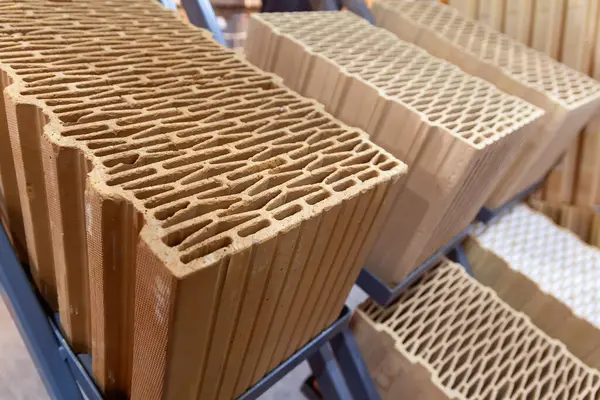 Dükkanda yeni tuğlalar var. Sanayi