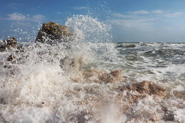 Kıyıya vuran dalgaların sesi. Doğa