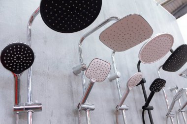 Duş başlıkları ticareti. Mağazadaki tezgahın üzerinde banyo ekipmanları var. Sanayi