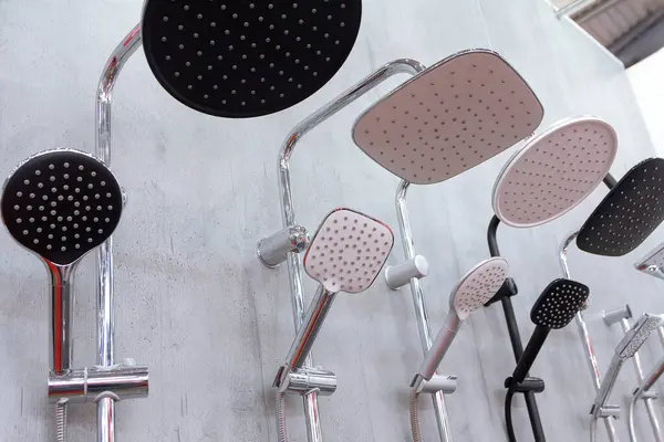 Duş başlıkları ticareti. Mağazadaki tezgahın üzerinde banyo ekipmanları var. Sanayi