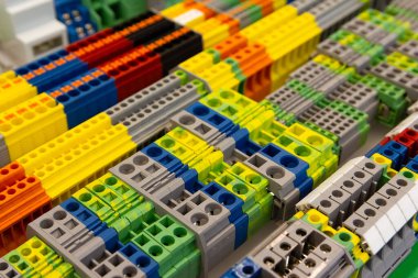 Dükkandaki elektrik konnektörü için farklı türde bir din terminali bloğu. Sanayi