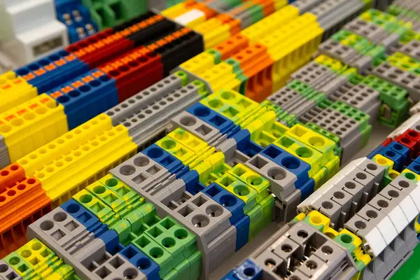 Dükkandaki elektrik konnektörü için farklı türde bir din terminali bloğu. Sanayi
